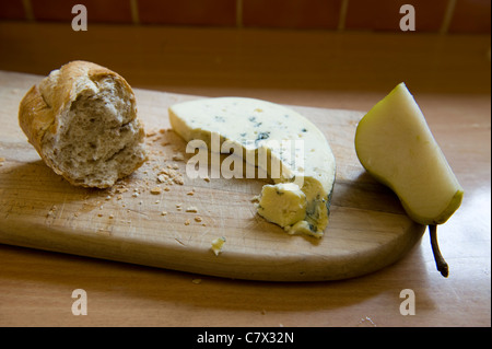 Bluecheese avec poires et pain sur une planche en bois éclairé par LED Banque D'Images