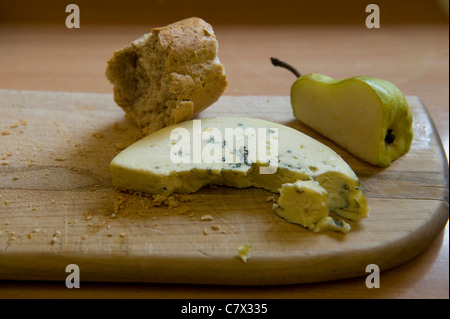 Bluecheese avec poires et pain sur une planche en bois éclairé par LED Banque D'Images