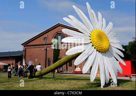 Un géant daisy par Jani Rättyä & Antti Stöckell en face de Forum Marinum, un musée maritime dans la ville de Turku. "M'aime, m'aime.. Banque D'Images