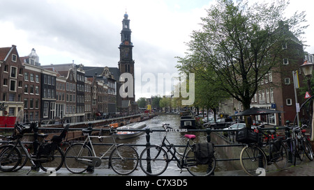 Vue vers le bas en direction de l'église Westerkerk Prinsengracht tower, maison d'Anne Frank en arrière-plan, Amsterdam, Pays-Bas Banque D'Images