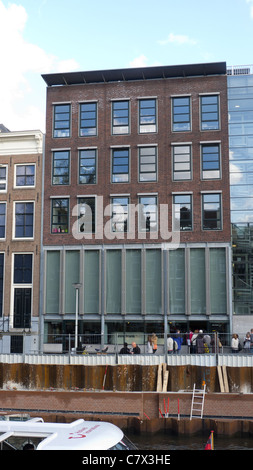 Les gens faisant la queue pour entrer dans le musée de la maison d'Anne Frank, Amsterdam, Pays-Bas Banque D'Images