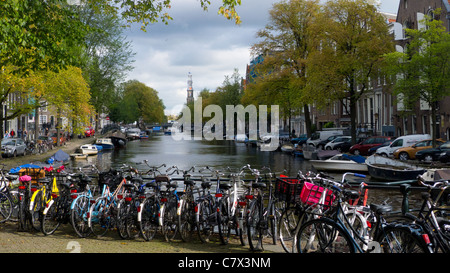 Vue vers le bas en direction de la Westerkerk Prinsengracht, Amsterdam, Pays-Bas Banque D'Images