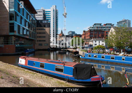 Au Piccadilly Narrowboats sur le bassin du canal de Rochdale, Manchester, Angleterre, Royaume-Uni. 111 Piccadilly tour derrière. Banque D'Images