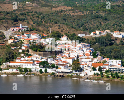 Regardant vers le bas sur la ville portugaise d'Alcoutim Espagne Sanlucar de Guadiana avec le Rio au premier plan Banque D'Images