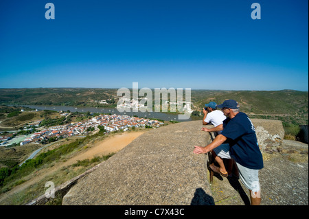 Les touristes à la recherche vers le bas à partir de Sanlúcar, château l'Espagne avec le Rio Guadiana et Alcoutim, le Portugal à l'arrière-plan Banque D'Images