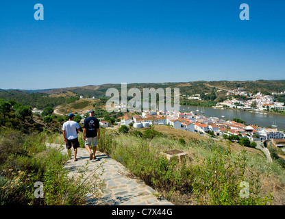 Les touristes autour de l'église à Sanlúcar del Guadiana Andalousie, Espagne, Portugal Alcoutim avec en arrière-plan Banque D'Images