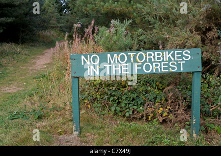 Pas de voiture à la forêt de Rendlesham, signe, Suffolk, UK. Banque D'Images