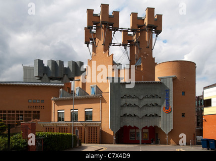 Le bâtiment du Théâtre Contact, Oxford Road, Manchester, Angleterre, Royaume-Uni. Architecte Alan Short and Associates, 1999. Banque D'Images