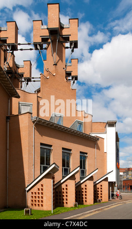 Le bâtiment du Théâtre Contact, Oxford Road, Manchester, Angleterre, Royaume-Uni. Architecte Alan Short and Associates, 1999. Banque D'Images