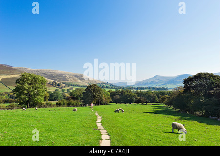 Les promeneurs sur le Pennine Way près de son démarrage en Edale à vers le village, parc national de Peak District, Derbyshire, Angleterre Banque D'Images