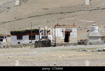 Une maison à toit plat traditionnel dans le village de Rangdum au Zanskar . Le bois de chauffage et le foin sont stockées sur le toit . Banque D'Images