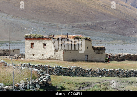 Une maison à toit plat traditionnel dans le village de Rangdum au Zanskar .. Le bois de chauffage et le foin sont stockées sur le toit . Banque D'Images