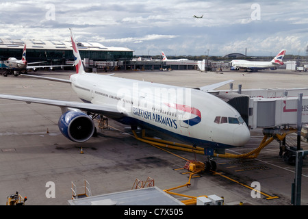 Avion de ravitaillement en vol de British Airways au Terminal 5 de l'aéroport Heathrow de Londres, UK Banque D'Images