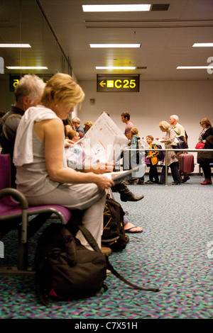 Les gens faisant la queue pour monter à bord d'un avion à l'aéroport Changi de Singapour, la porte Banque D'Images