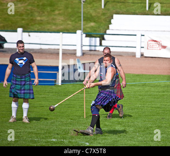 'Lourd' athlète jetant le marteau de Cowal Highland Gathering, 2011 avec les autres concurrents à regarder. Banque D'Images