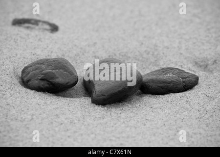 Trois pierres dans le sable sur la plage de Carmel, Californie Banque D'Images