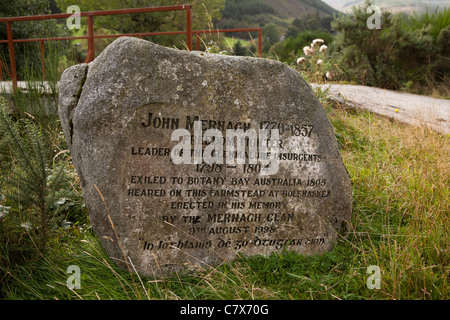 L'Irlande, Co Wicklow, Glenmalure, pierre memoral à John Mernagh leader insurgé de 1798 rebellion Banque D'Images