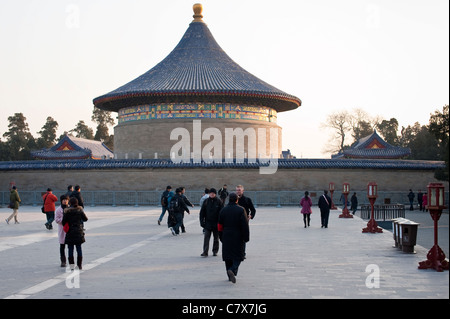 Les touristes dans le parc à l'extérieur de la Banque Impériale, Temple du Ciel, Beijing Banque D'Images