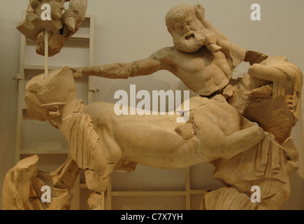 Centaur enlèvement d'une jeune femme. Le combat de l'Lapiths et les Centaures. Temple de Zeus. Olympia. 5ème siècle avant J.-C. Banque D'Images