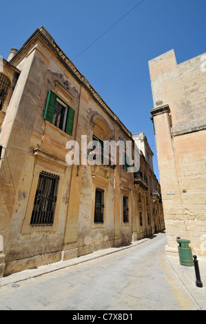 Rue étroite dans le site historique de la ville de Mdina (Silence) sur Malte. Banque D'Images