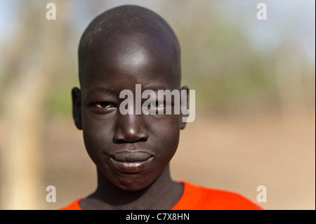 Jeune garçon dans le village d'Luonyaker, Bahr el Ghazal, dans le sud du Soudan. Banque D'Images