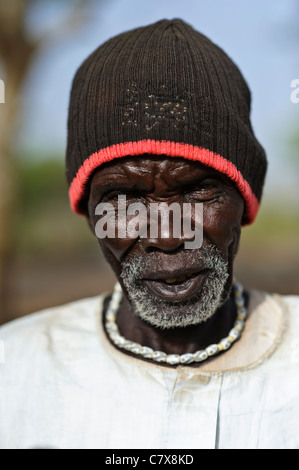 Un homme âgé dans le village d'Luonyaker, Bahr el Ghazal, dans le sud du Soudan. Banque D'Images