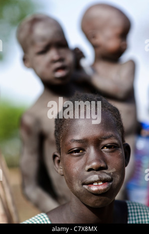 Les enfants dans le village de Luonyaker, Bahr el Ghazal, dans le sud du Soudan. Banque D'Images