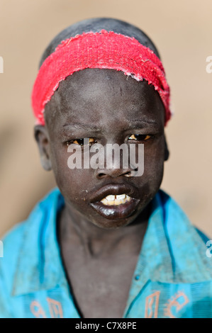 Garçon Dinka dans le village d'Luonyaker, Bahr el Ghazal, dans le sud du Soudan. Banque D'Images