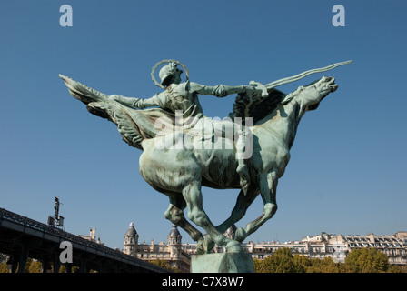 Statue équestre, près du Pont de Bir-Hakeim pont sur l'Île aux cygnes. Banque D'Images