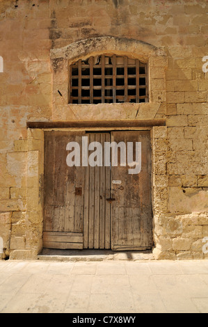 Grunge Accès Interdit signe sur ancienne en bois porte fermée avec un cadenas à Mdina, Malte Banque D'Images