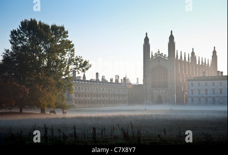 Chapelle du Kings College à l'Université de Cambridge à l'aube sur un beau matin brumeux sur le dos Banque D'Images