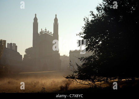 Chapelle du Kings College à l'Université de Cambridge à l'aube sur un beau matin brumeux sur le dos Banque D'Images