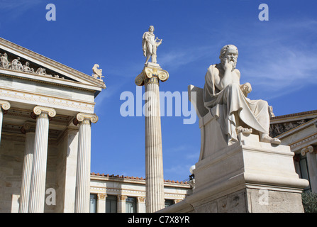 Statues de l'ancien philosophe grec Socrate et Dieu Apollon en dehors de l'Académie d'Athènes, Grèce. Banque D'Images