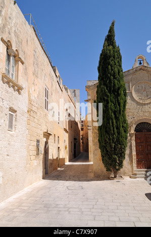 Ruelle avec petite chapelle et Cypress Tree à Mdina, Malte. Banque D'Images