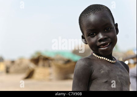 Garçon Dinka dans le village d'Luonyaker, Bahr el Ghazal, dans le sud du Soudan. Banque D'Images