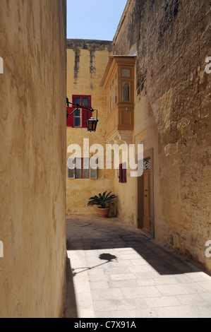 Rue étroite dans le site historique de Mdina, Malte. Banque D'Images