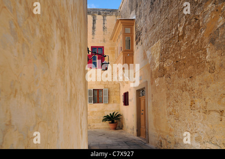 Rue étroite dans le site historique de Mdina, Malte. Banque D'Images