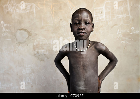 Dinka fille dans le village d'Luonyaker, Bahr el Ghazal, dans le sud du Soudan. Banque D'Images