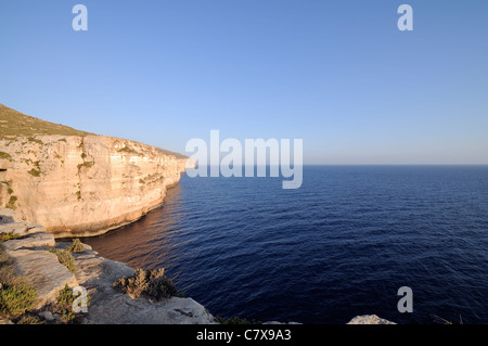 Les falaises de Mtahleb avec l'île de Filfla montrant à l'horizon, à Malte. Banque D'Images