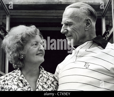 VICTOR SYLVESTER (1900-1978) danseuse anglaise et leader du groupe avec sa femme Dorothy à leur Durweston Mews accueil à Londres, en 1962 Banque D'Images