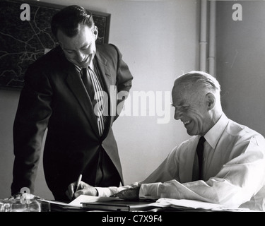 VICTOR SYLVESTER (1900-1978) danseuse anglaise et leader du groupe à son bureau de la rue Baker avec son fils Victor junior en 1962 Banque D'Images
