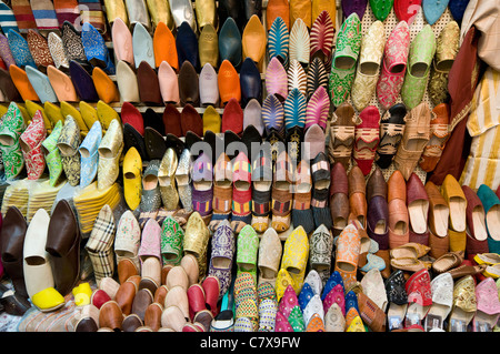 Chaussures et chaussons sur l'affichage à un souk de Marrakech Banque D'Images