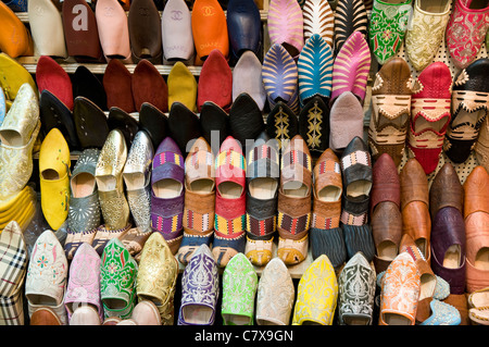 Chaussures et chaussons sur l'affichage à un souk de Marrakech Banque D'Images