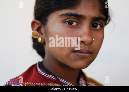 Portrait d'une jeune fille appartenant à la caste Rabari, bergers semi-nomades vivant dans l'ouest de l'Inde. Banque D'Images