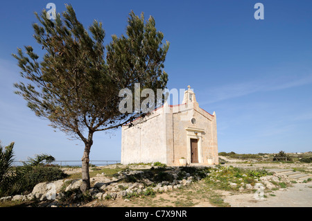 Une des nombreuses petites chapelles médiévales dans la campagne de Malte. Banque D'Images