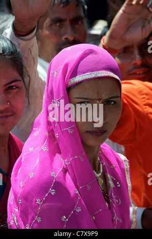 Femme en sari violet parmi les pèlerins d'attente afin de visiter le temple à Kaila Devi Rajasthan Inde Banque D'Images