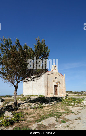 Une des nombreuses petites chapelles médiévales dans la campagne de Malte. Banque D'Images