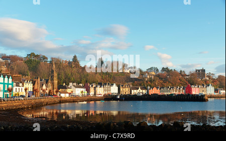 Maisons colorées le long du quai de Tobermory se reflétant dans l'eau du port de Tobermory Bay, île de Mull, Argyll et Bute, Écosse, Royaume-Uni Banque D'Images