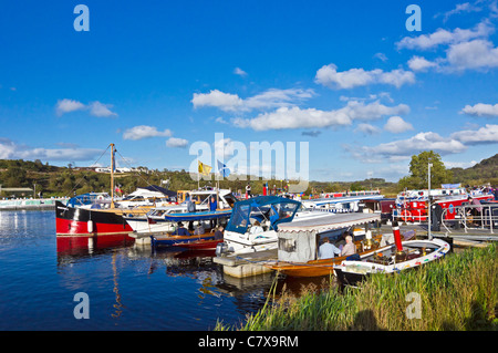 Voir d'Auchinstarry Marina près de Brewster sur le Forth & Clyde Canal avec des bateaux participant à 10 ans célébrations réouverture Banque D'Images