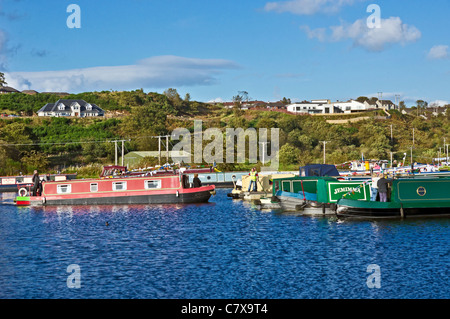 Voir d'Auchinstarry Marina près de Brewster sur le Forth & Clyde Canal avec des bateaux participant à 10 ans célébrations réouverture Banque D'Images